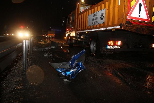 TIR şarampole devrildi, kupası ikiye bölündü: 1'i ağır 2 yaralı