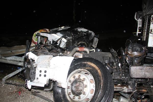 TIR şarampole devrildi, kupası ikiye bölündü: 1'i ağır 2 yaralı