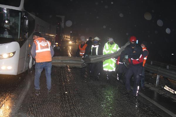 TIR şarampole devrildi, kupası ikiye bölündü: 1'i ağır 2 yaralı