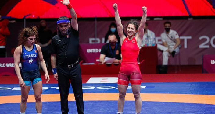 Türk ulusal güreşçilerden 6 madalya, 4 kota