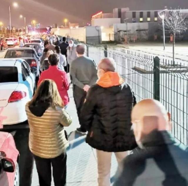 Bakan Koca aşı sırasının 55 yaş üzerine geldiğini duyurdu, vatandaşlar hastanelere akın etti