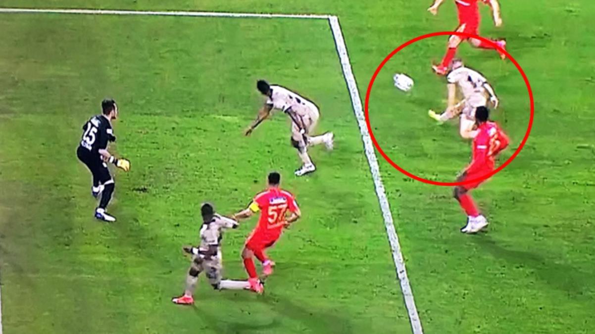 Süper Lig'de Neler Oluyor? Sosyal Medya Pelkas'ın Kaçırdığı Gol Pozisyonu İle İlgili Çalkalanıyor!