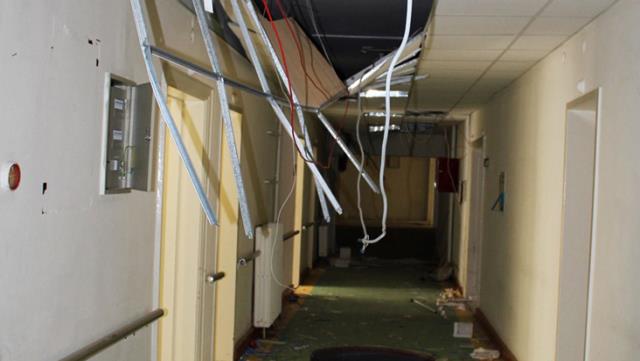 İki yıl evvel kapısına kilit vurulan devlet hastanesi talan edildi