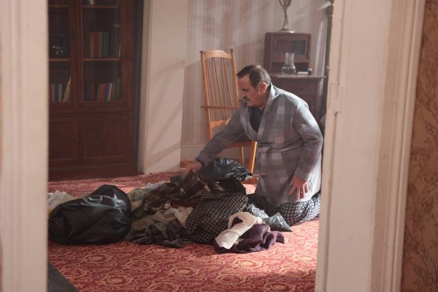 Masumlar Apartmanı'nda nefes kesen sahne! Han, kazan dairesinde birini saklıyor