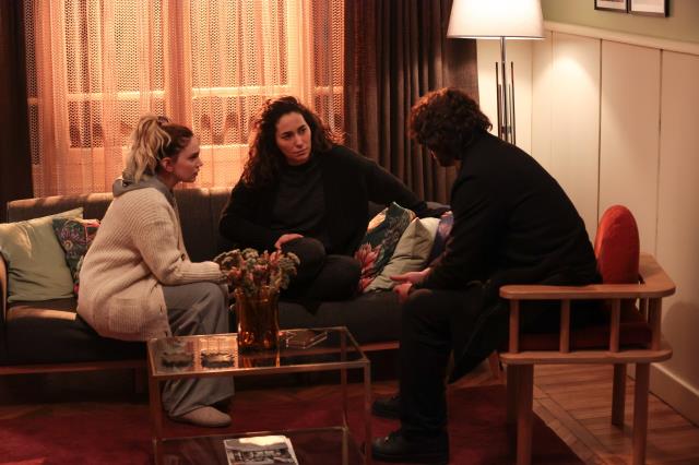 Masumlar Apartmanı'nda Heyecan Dorukta! Anıl, Gülben'i terasta köşeye sıkıştırdı