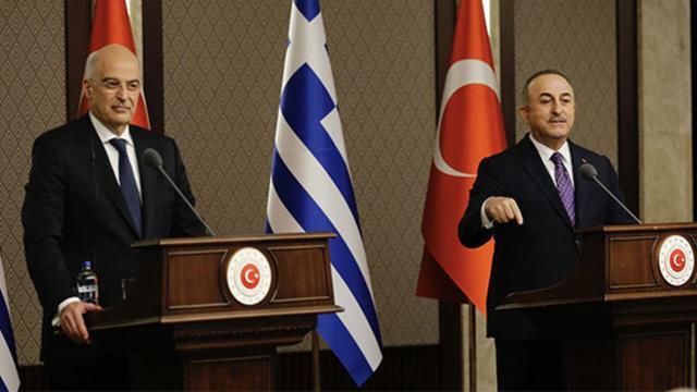 Kameralar önünde tartışan Bakan Çavuşoğlu ile Yunan mevkidaşı sarmaş dolaş