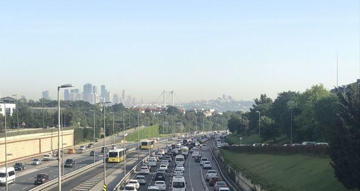 Kısıtlama Saatleri Biter Bitmez  İstanbul'da Trafik Yoğunluğu Oluştu