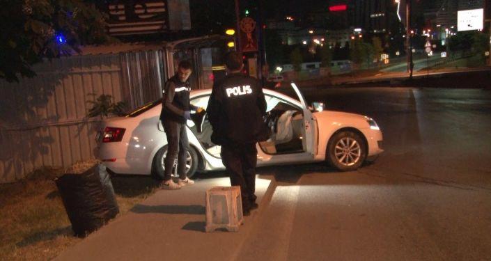 Kontrolden kaçan şoför, bekçilere çarptı: Bekçilerden Birisinin Bacağı Koptu!