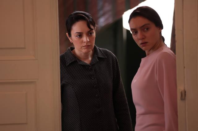 Masumlar Apartmanı'nda Safiye'nin Naci'ye Sarıldığı Sahne İzleyicileri Ekrana Kilitledi