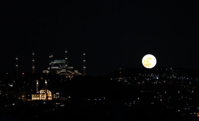"Süper Çiçek Kanlı Ay" Türkiye'nin çeşitli yerlerinden gözlemlendi! Gören hemen telefonuna sarıldı