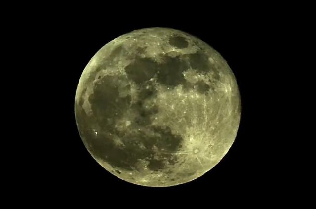 "Süper Çiçek Kanlı Ay" Türkiye'nin çeşitli yerlerinden gözlemlendi! Gören hemen telefonuna sarıldı