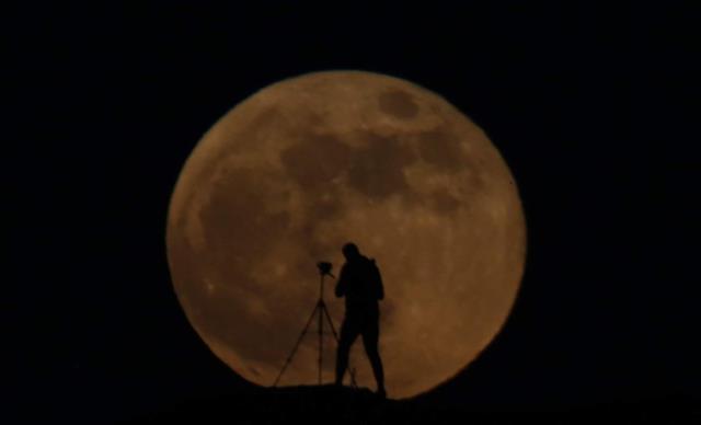 "Süper Çiçek Kanlı Ay" Türkiye'nin çeşitli yerlerinden gözlemlendi! Gören hemen telefonuna sarıldı
