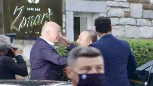 Kameralar önünde tartışan Bakan Çavuşoğlu ile Yunan mevkidaşı sarmaş dolaş