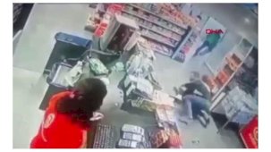 Markette bayanı tekme tokat dövüp boğazına bıçak dayadı: Kimse müdahale etmedi