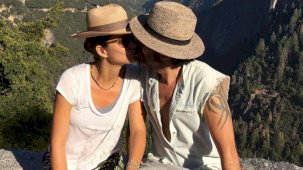 Öpüşme pozlarını paylaşan Beren Saat, hem Kenan Doğulu'nun doğum gününü kutladı hem de aşkını haykırdı