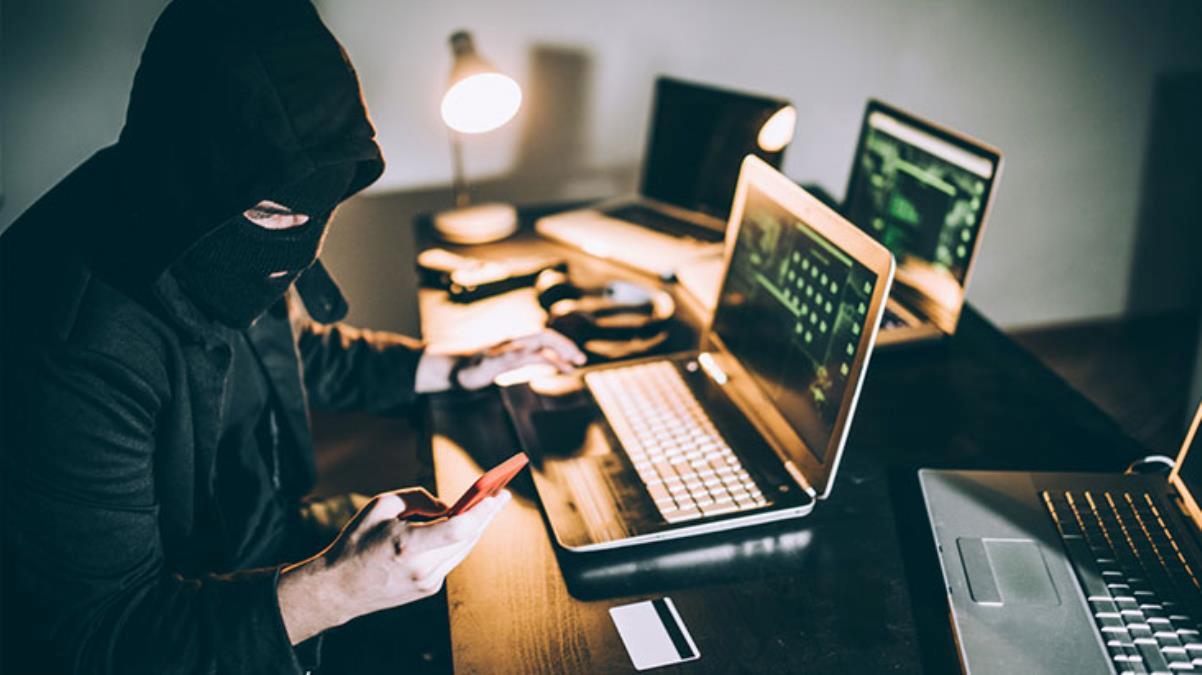 Bilgisayar ve telefon kullanıcıları büyük tehdit altında! Bilgileri çalıp, üstüne fotoğraf çektiler