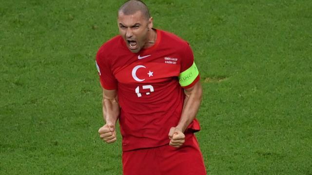 Burak Yılmaz, etkisiz oynayan takım arkadaşı Kenan Karaman&#039;a sert çıktı: Neden bekliyorsun