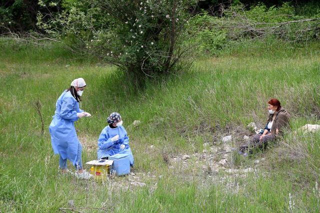 Çorum'da yaşayan yaşlı çift tarlada aşılandı