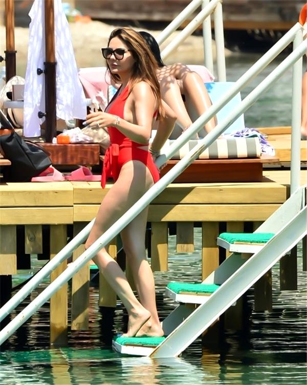 Esra Balamir kırmızı mayosuyla yürek hoplattı