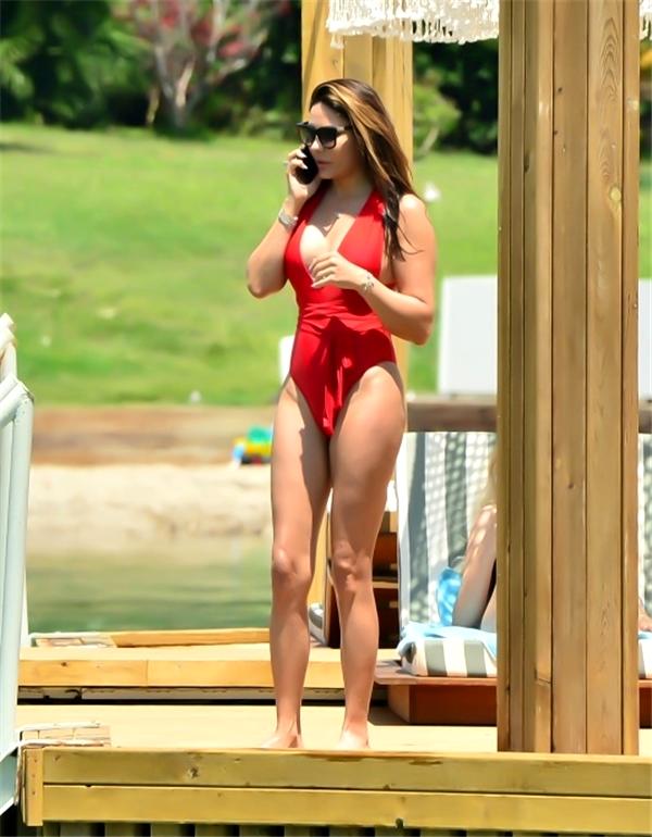 Esra Balamir kırmızı mayosuyla yürek hoplattı