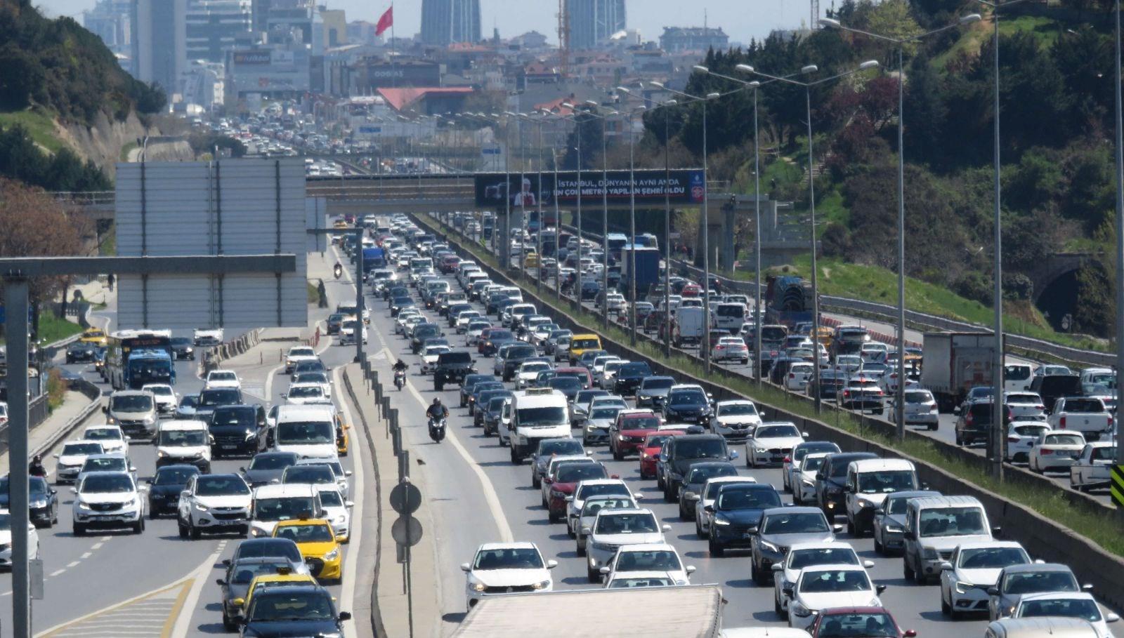 İstanbul'lular Haftanın İlk İş Gününe Trafik Yoğunluğu İle Başladı