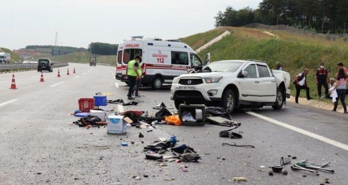 Kaza yapanlara su vermek için aracından ininen kişi, hızla gelen bir otomobilin çarpması sonucu hayatını kaybetti