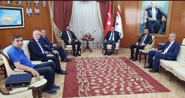 Kıbrıs gezisine damga vuran kare! Cumhurbaşkanı makamına tişört ve kot pantolonla çıktı