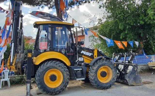 Seçime gidecek ilçede AK Parti adayının iş makinesinin üzerinde verdiği poz tartışma yarattı