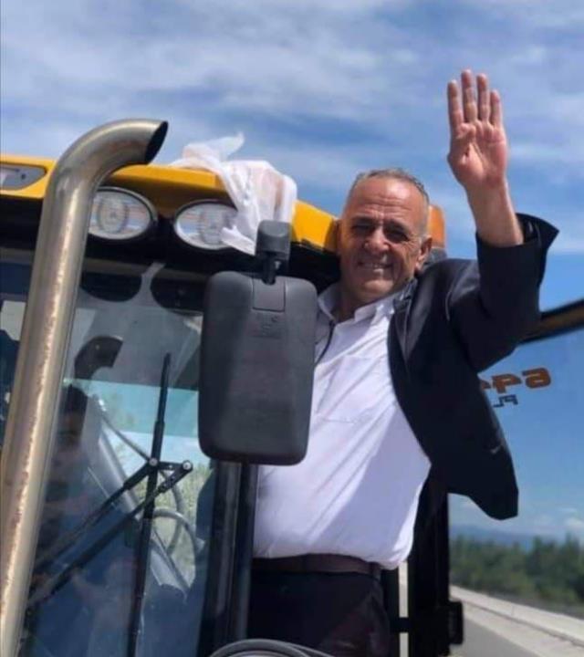 Seçime gidecek ilçede AK Parti adayının iş makinesinin üzerinde verdiği poz tartışma yarattı