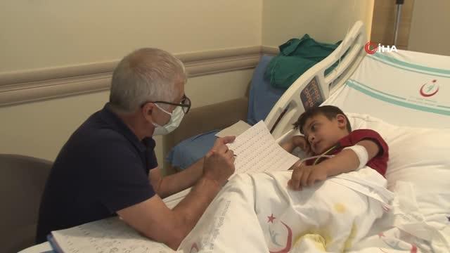 Süt kazanına düşerek yanan çocuk, okuma yazmayı hastanede öğreniyor