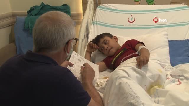 Süt kazanına düşerek yanan çocuk, okuma yazmayı hastanede öğreniyor