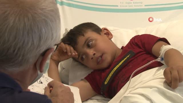 Süt kazanına düşerek yanan çocuk, okuma yazmayı hastanede öğreniyor