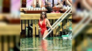 Esra Balamir kırmızı mayosuyla yürek hoplattı