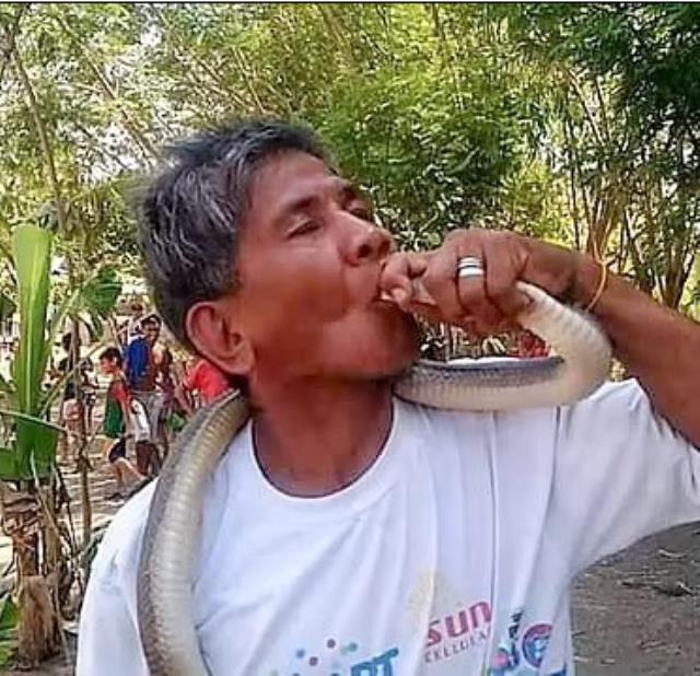 "Ben yılanların efendisiyim" diyen adam yılanın dudağını ısırması sonucu kanı katılaşarak öldü