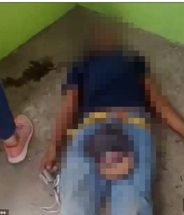 "Ben yılanların efendisiyim" diyen adam yılanın dudağını ısırması sonucu kanı katılaşarak öldü