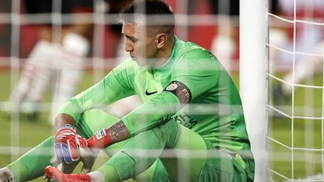 Dünyada 35 yaş üstündeki kaleciler arasında en çok para kazanan ikinci isim Muslera