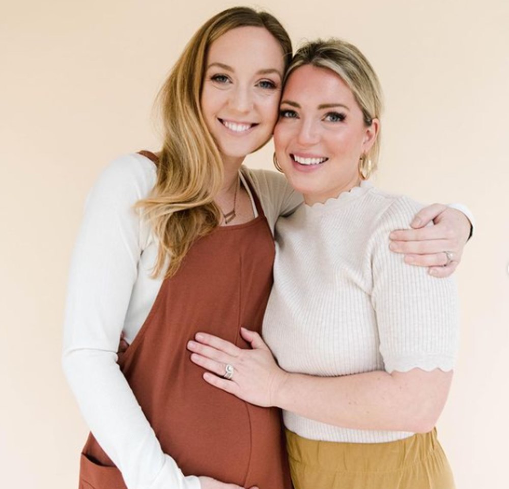 İkiz kardeşinin çocuğunu taşıyor