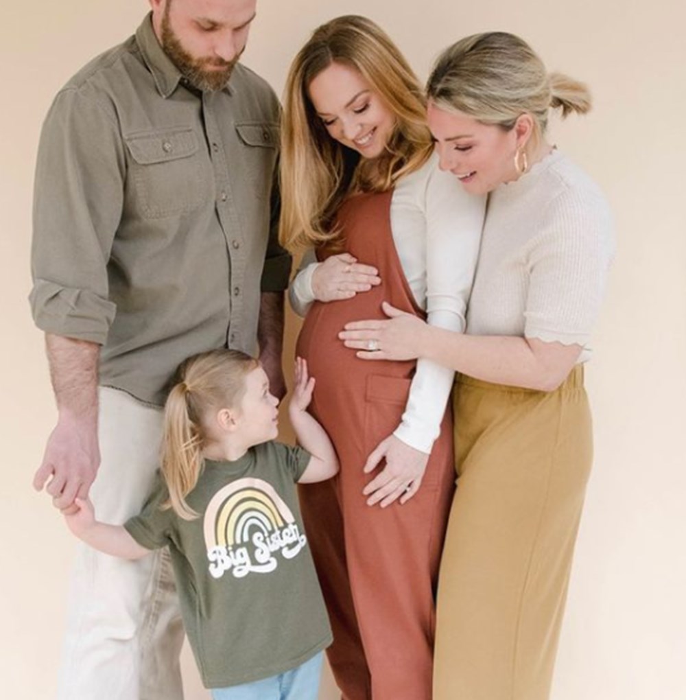 İkiz kardeşinin çocuğunu taşıyor