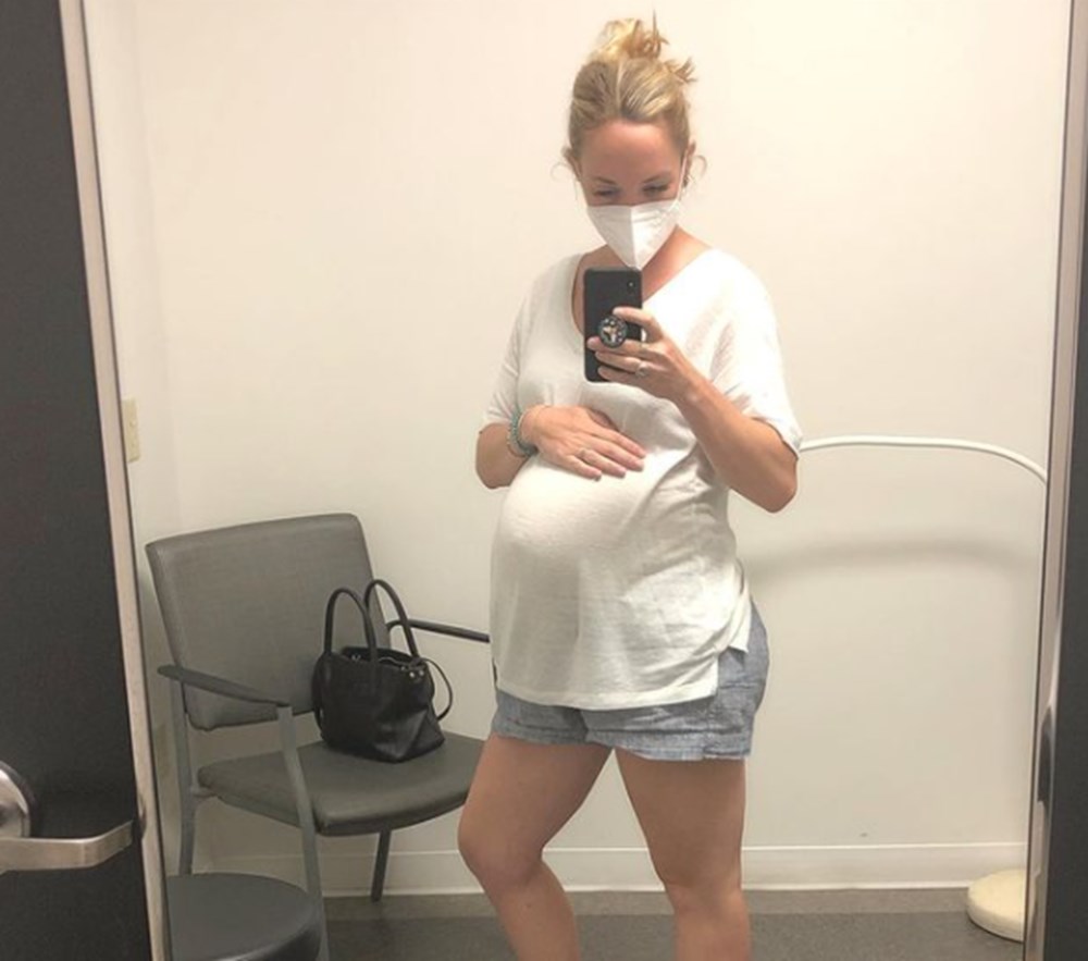 İkiz kardeşinin çocuğunu taşıyor