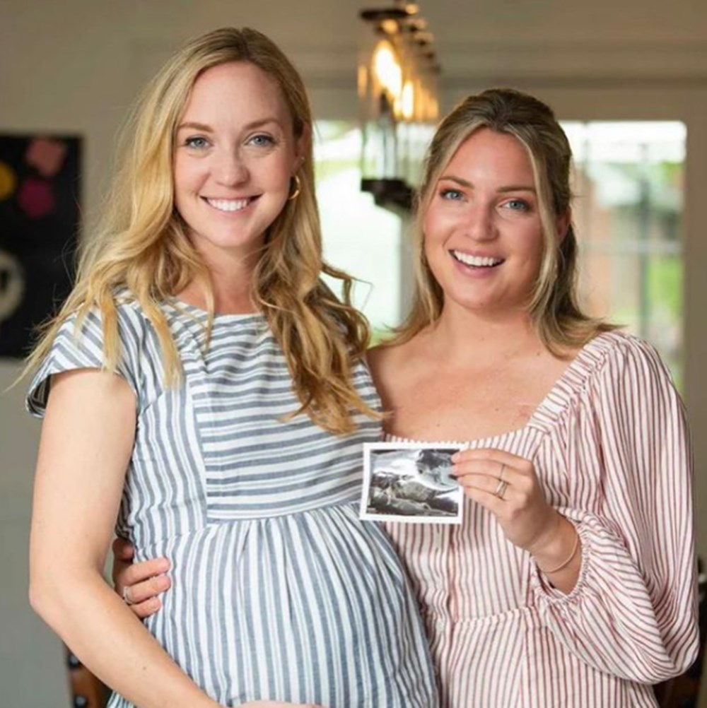 İkiz kardeşinin çocuğunu taşıyor