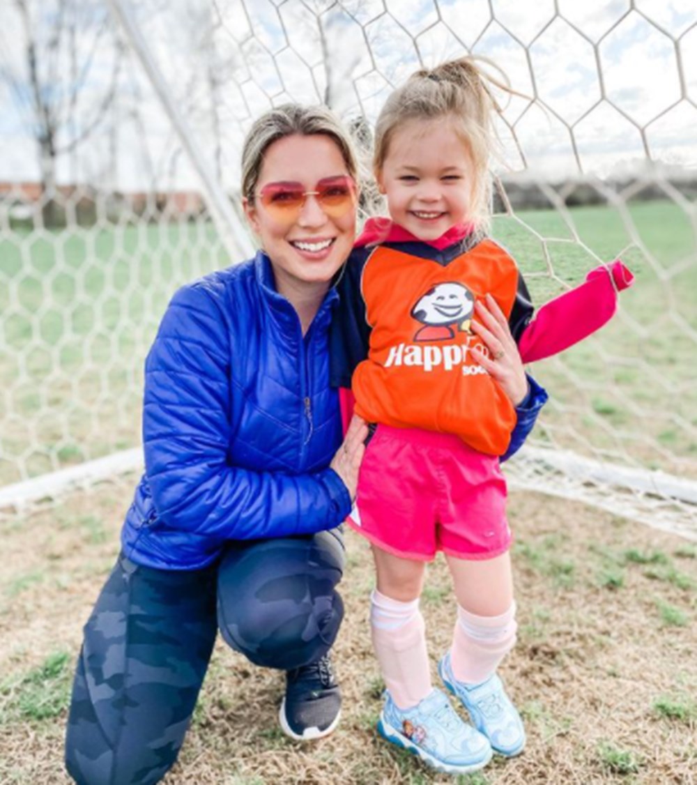 İkiz kardeşinin çocuğunu taşıyor