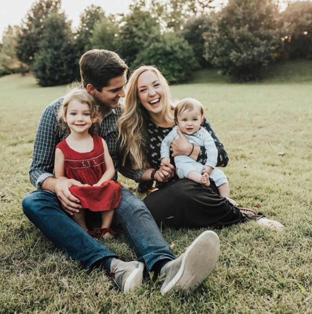 İkiz kardeşinin çocuğunu taşıyor