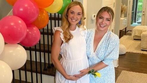 İkiz kardeşinin çocuğunu taşıyor