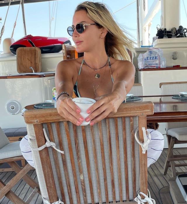 Mavi dekolteli bikinisiyle poz veren Ece Erken, aldığı kilolara dert yandı