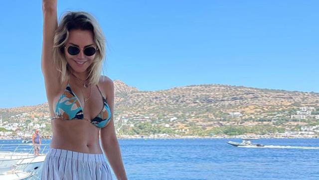 Mavi dekolteli bikinisiyle poz veren Ece Erken, aldığı kilolara dert yandı