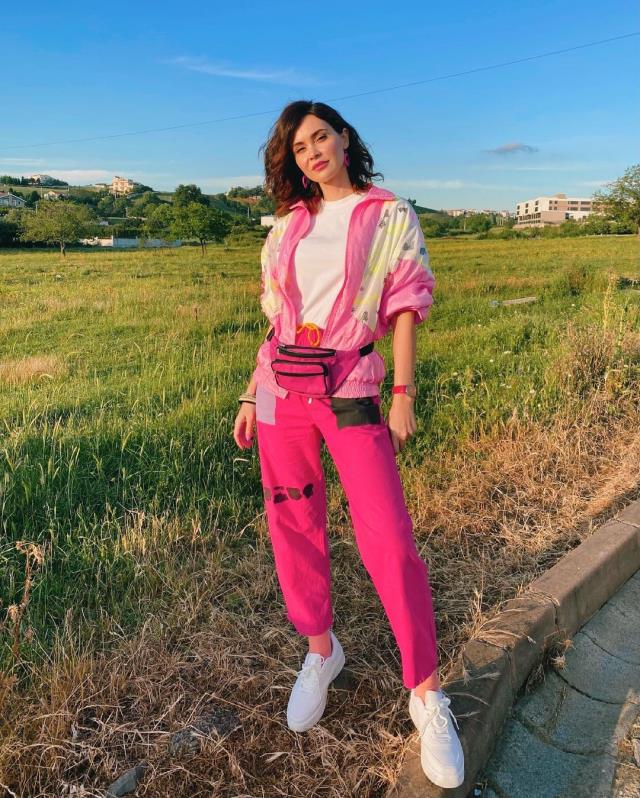 Oyuncu Zeynep Demirel, doğum günün süper mini elbiseli pozlarıyla kutladı