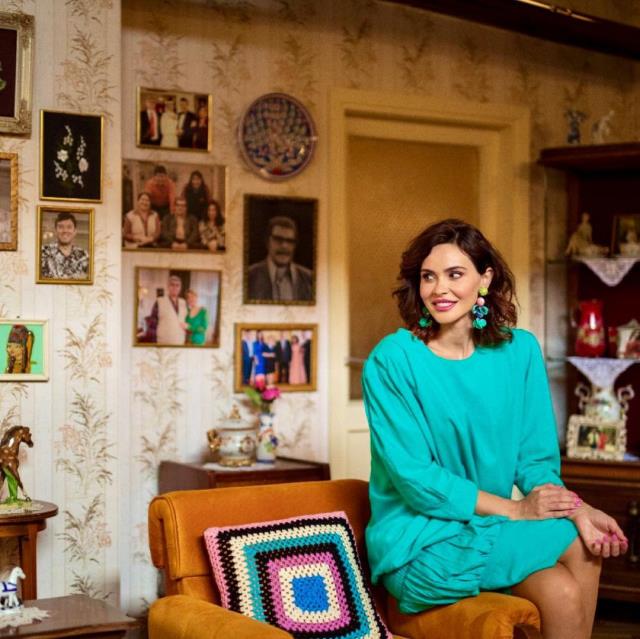 Oyuncu Zeynep Demirel, doğum günün süper mini elbiseli pozlarıyla kutladı