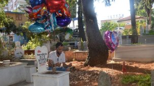 Çocuk mezarlarına balon bağlayan baloncu: Çocuğu ölen bir annenin satın alıp bağladığını görünce etkilendim