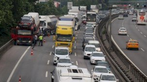 Freni boşalan kamyonun sürücüsü, araç konvoyunu görünce kamyonunu yan yatırdı