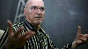 Hıncal Uluç'tan aşı karşıtlarına tepki: Kuş beyinliler